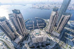 Airy 5-Bedrooms Apartment at Harbour views with stunning scenery of Dubai Creek!